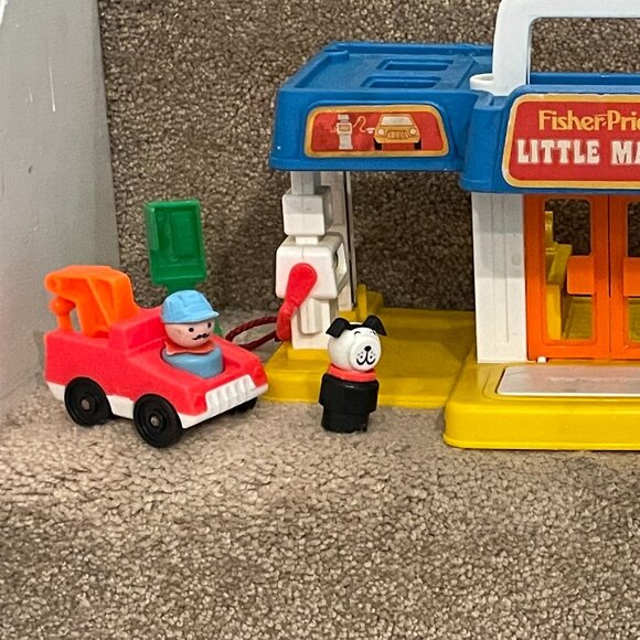 Vintage 1986 FISHER PRICE LITTLE MART Set w/ 8 Figures 4 Vehicles Store #2580 - Picture 4 of 5